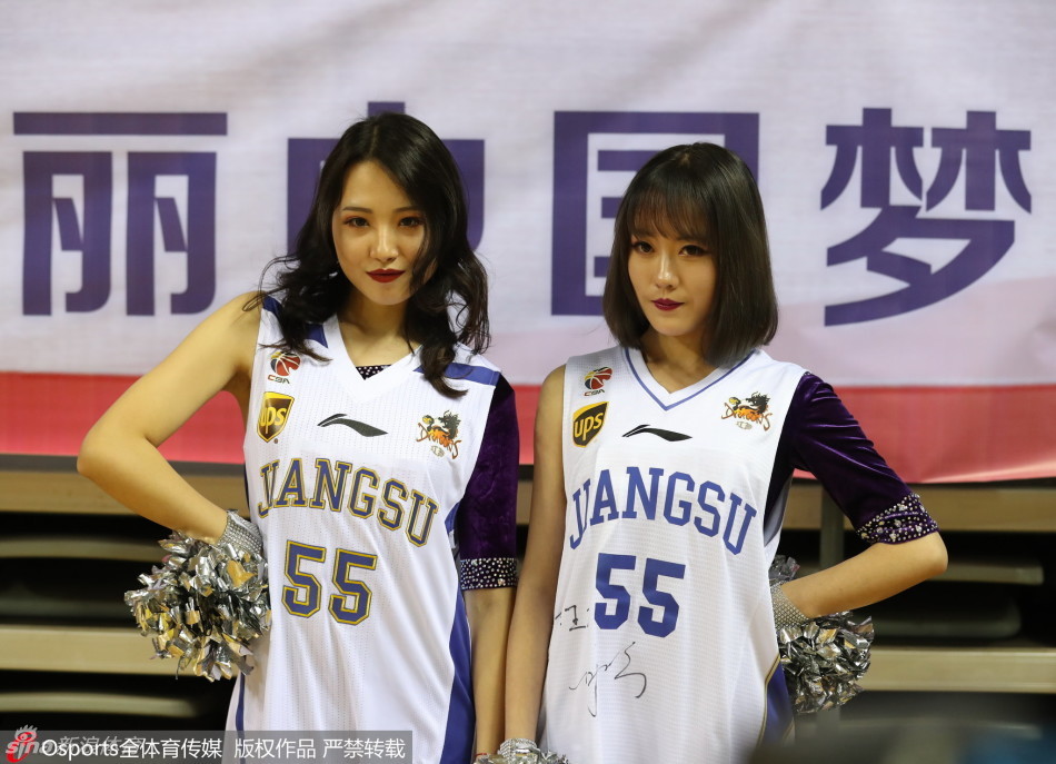 聚光灯下，江苏肯帝亚啦啦队摆出酷炫定格造型，紫色的55号方阵在球场中央绽放，她们以青春的名义，为传奇的落幕献上最璀璨的一瞬。