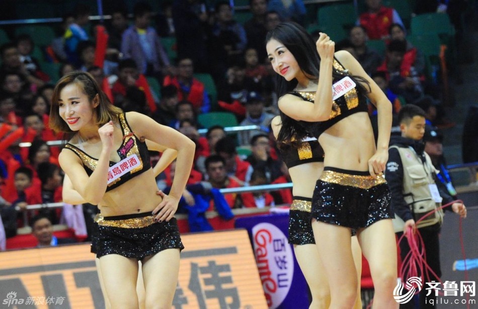 中场休息时，啦啦队围绕在主队吉祥物身边，与场边热情的小球迷击掌互动，场面温馨动人