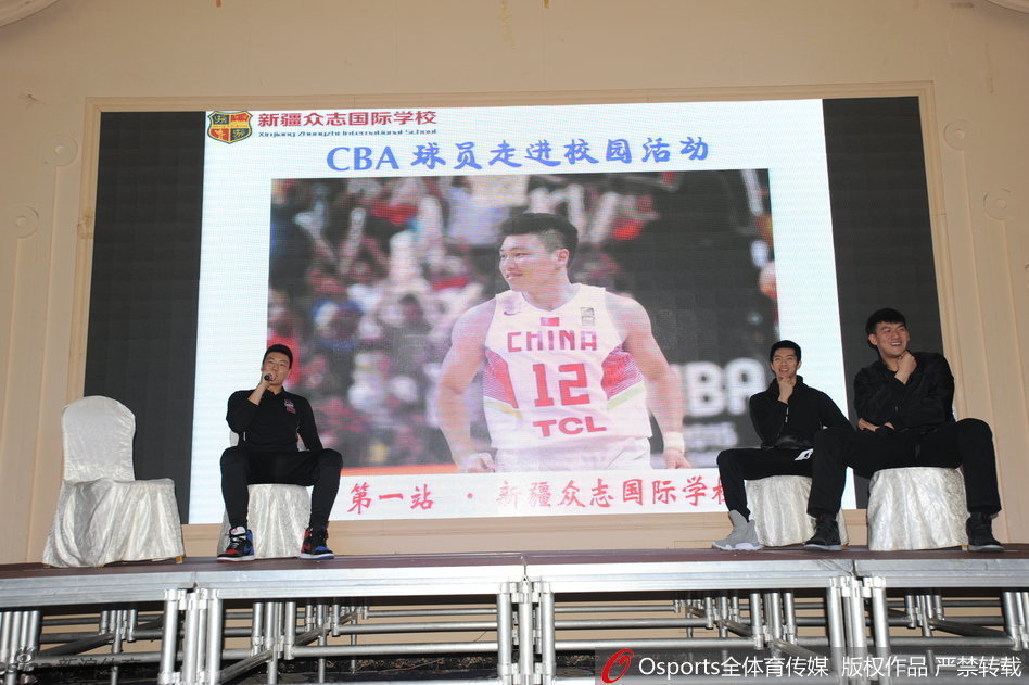 站在孩子们中间的李根，手拿话筒侃侃而谈，脸上褪去了赛场上的杀气，取而代之的是一种邻家大哥的平和。他正讲述着自己如何从一名大学联赛球员，一步步踏上职业赛场的曲折故事。