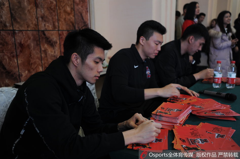 临别时，李根与几位高大的男生以篮球的方式击掌道别。他的手掌厚实有力，眼神中传递着鼓励与期许。这一幕，仿佛是一场无声的交接，将职业篮球的拼搏精神，通过掌心的温度传递给了下一代。