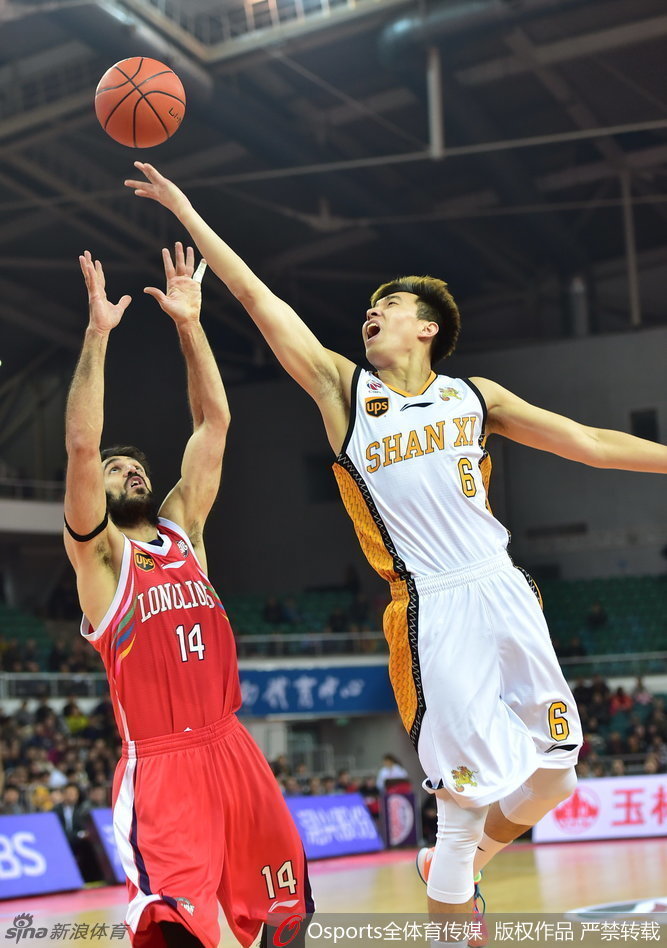 曾令旭腾空而起,如同大鹏展翅一般在空中拦截下对手的投篮,瞬间点燃全场激情。