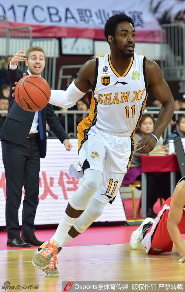 威利-沃伦以一记标志性的急停变向晃晕防守人,随后在空中巧妙抛射,篮球划出一道彩虹直坠篮心。