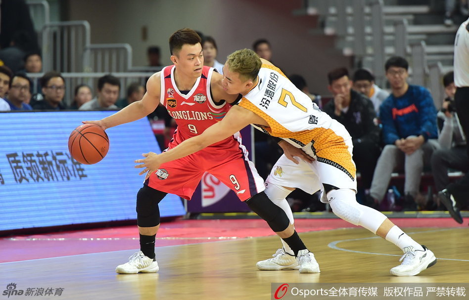 哈达迪犹如巨塔般矗立禁区,双手将球砸进篮筐,篮架都在他的暴力扣篮下剧烈颤抖。