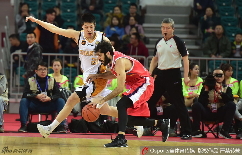 邹雨宸在内线寸土必争,高高跃起试图封盖对手的投篮,眼神中充满了不服输的斗志。