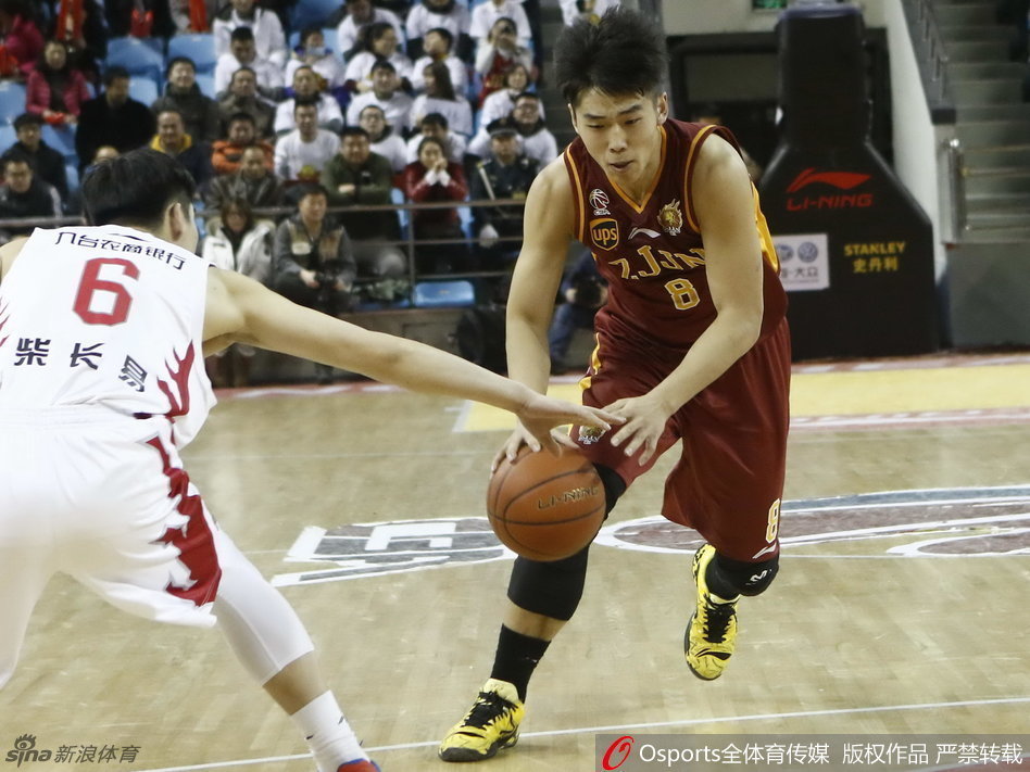 普-杰特面对严防眼观六路,双手抱球高高举起,正准备将球传给切入的队友,掌控全场节奏。