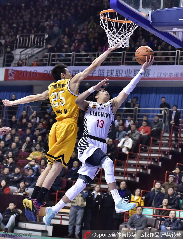 郭艾伦如闪电般撕破防线，他单手持球蓄势待发，眼神凌厉地望向篮筐，面前只剩空荡荡的禁区，一次摧城拔寨的快攻即将上演。