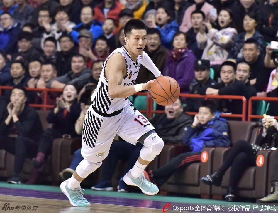 韩德君在内线占据绝对优势，他背身单打，肩膀微微一靠挤开防守空间，随即翻身跳投，篮球划过一道美妙的弧线，精准钻入网窝。