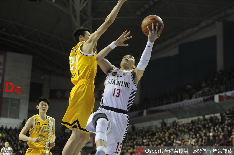 兰多夫在罚球线上稳稳出手，篮球空心入网。他表情专注而坚定，作为内线支柱，每一次站在罚球线上都为球队贡献着宝贵的分数。