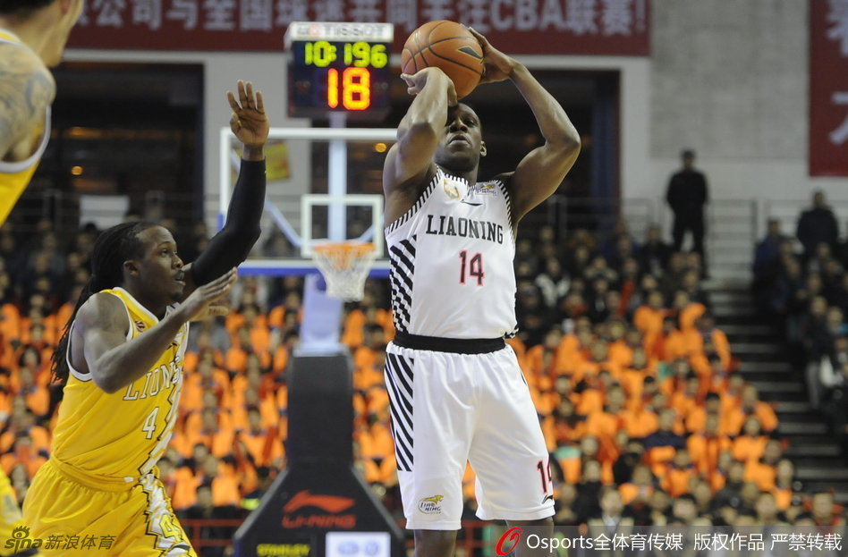 激烈的拼抢中，一名球员成功抢断，他身体重心极低，双手死死将球护住，眼神中透露出一股誓要夺回球权的狠劲和决绝。