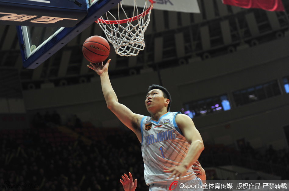 西热力江与可兰白克在暂停后并肩走向场内，两人神情专注进行战术交流，如同场上并肩作战的生死兄弟。