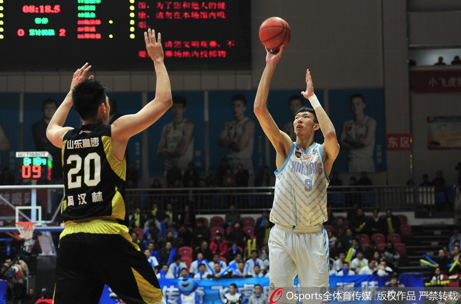 亚当斯鬼手抢断后发动快攻，面对空篮高高跃起，身后的广东追防球员只能望尘莫及，目送皮球入框。