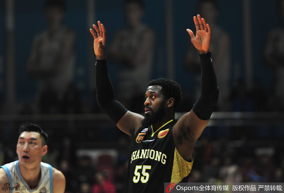 夺冠后的新疆众将围成一圈，手臂搭着彼此肩膀，头碰头怒吼着庆祝这来之不易的队史第一座总冠军奖杯。