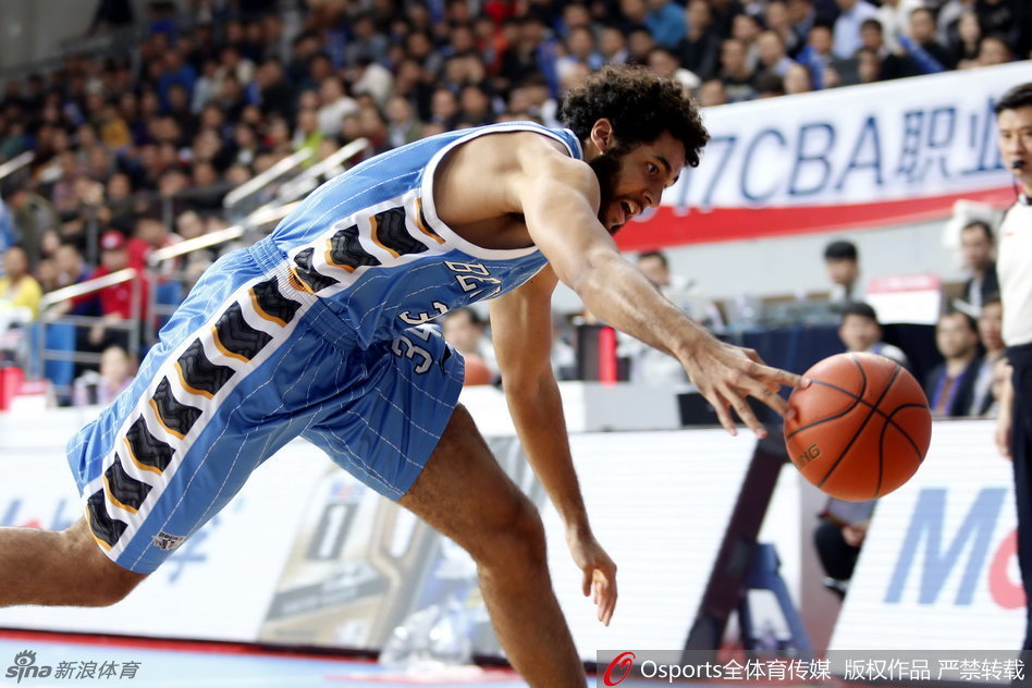 方硕如离弦之箭般扑向场外，在球即将出界的刹那奋力一拨，飞扬的尘土见证着他为守护球权付出的全部努力。