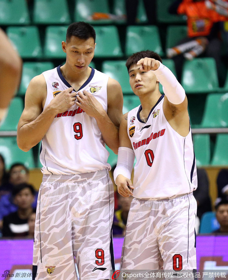 老将布泽尔陷入重围却毫无惧色，他高高举起双臂，在长人林中强硬护球，寻找着出球的最佳路线