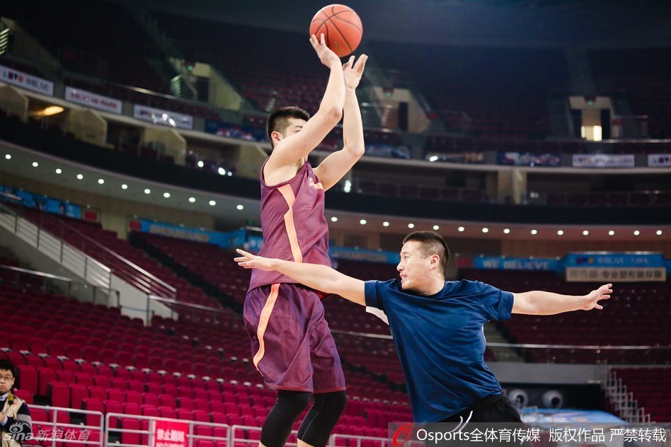 方硕在三分线外果断起跳，手腕轻压，篮球带着旋转飞向篮筐。作为马布里的得意门生，他正努力汲取老马的比赛经验，期待在新赛季承担更多后场重任。