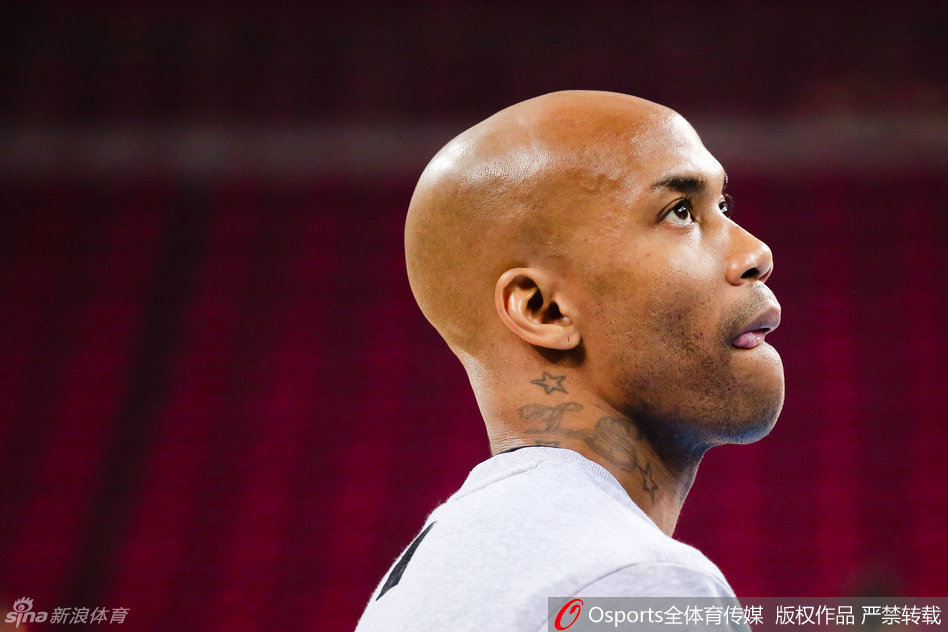 四十岁的马布里眼神如鹰隼般锐利，他坚毅地望向前方，脸上写满了对胜利的渴望和对最后一季的不舍，仿佛在无声宣誓要将所有能量倾注于赛场。