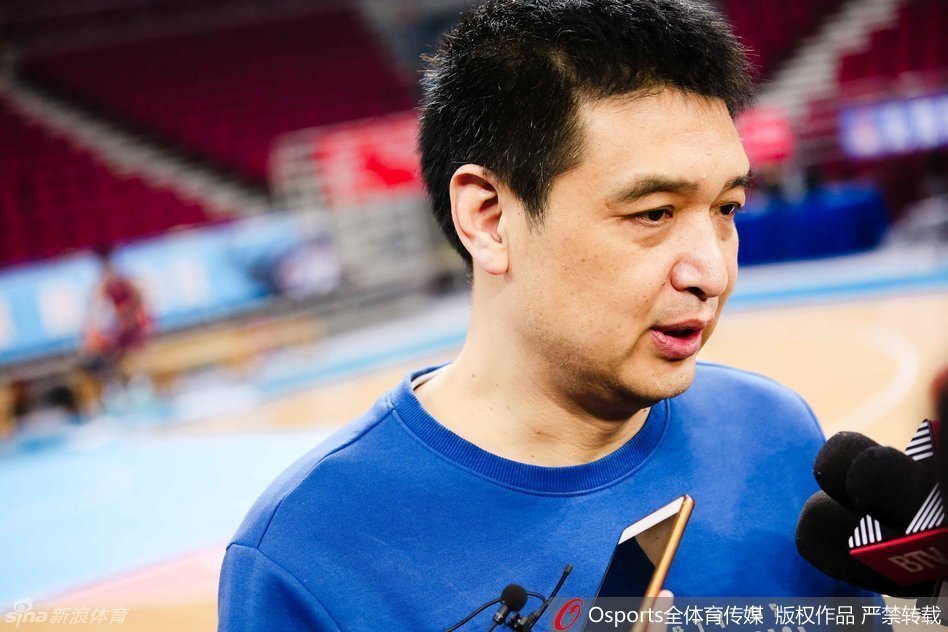 因伤缺阵的莫里斯与救火队友杰瑞特在场边交流。莫里斯用开怀大笑鼓励着年轻的杰瑞特，希望他能尽快融入球队体系。这一刻，外援之间的传承与信任，成为了备战中温暖的注脚。