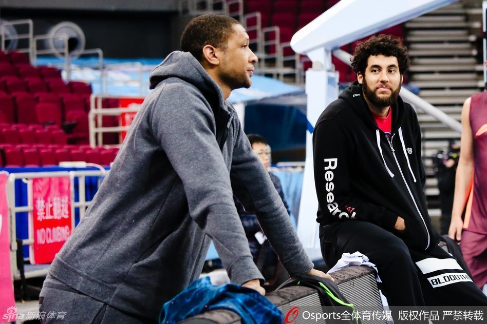 射手朱彦西正在进行着标志性的三分球训练，他神情专注，肌肉线条分明。在这个决定生死的赛季里，他的每一记三分都承载着北京球迷对胜利的渴望。