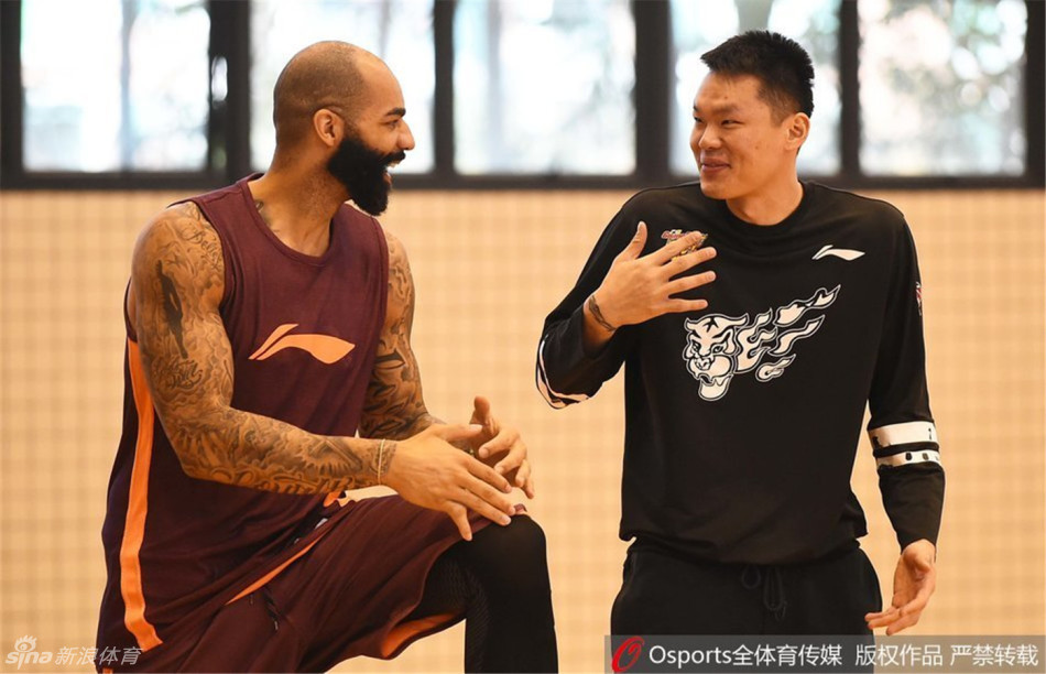 布泽尔与朱芳雨在训练场边相谈甚欢,两人脸上都挂着轻松的笑容,仿佛即将到来的不是生死战,而是一场普通的会面。