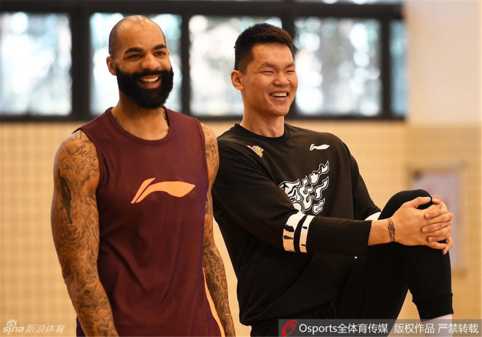 杜锋双手抱胸站在场地中央,目光如炬,他正在对围成一圈的球员们进行最后的战术部署,队长周鹏神情专注地聆听着。