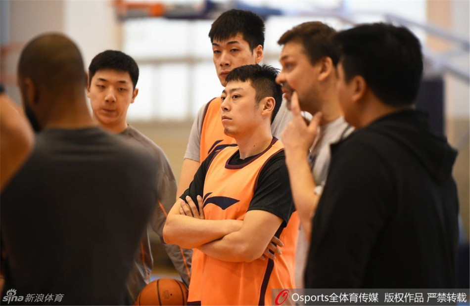 布泽尔在罚球线附近稳稳出手,篮球空心入网,他的眼神专注而坚定,身后的训练师正等着为他捡球。