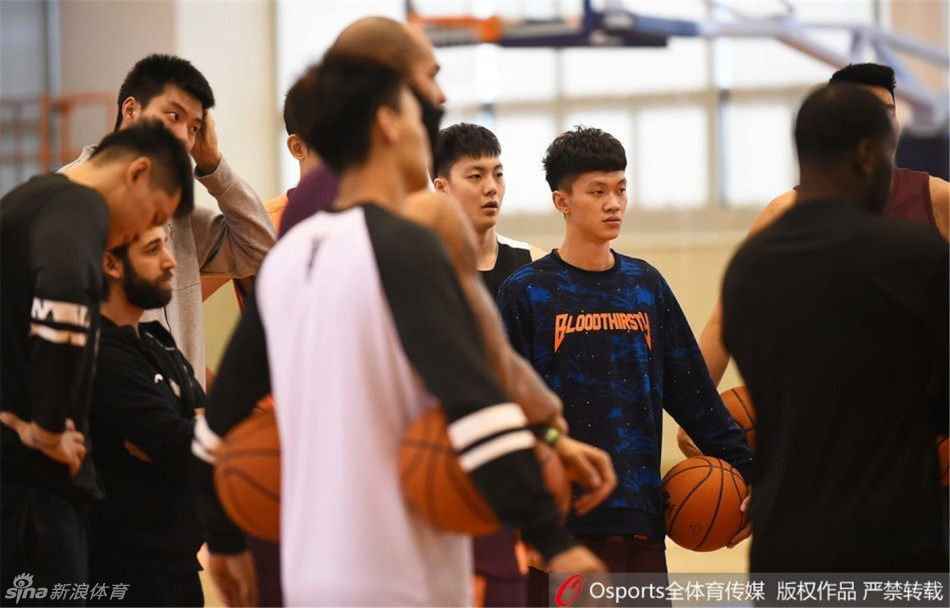 易建联在弧顶三分线外出手,身姿挺拔如松,这是他常规的训练科目,作为球队领袖,他在绝境中依然保持着冷静与沉稳。