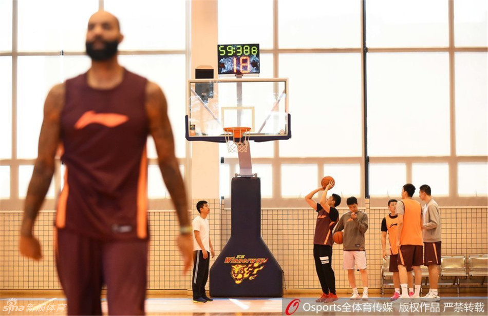 赵睿持球突破后急停跳投,动作一气呵成,年轻的脸上写满倔强与渴望,他准备将训练中的手感带到赛场上。