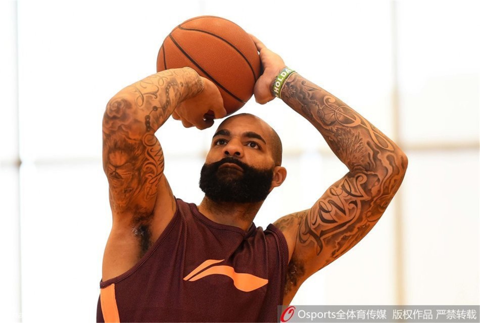 外援斯隆在三分线外干拔跳投,动作舒展流畅,训练结束后他主动加练,作为球队主控,他需要用更强势的表现带领球队前行。