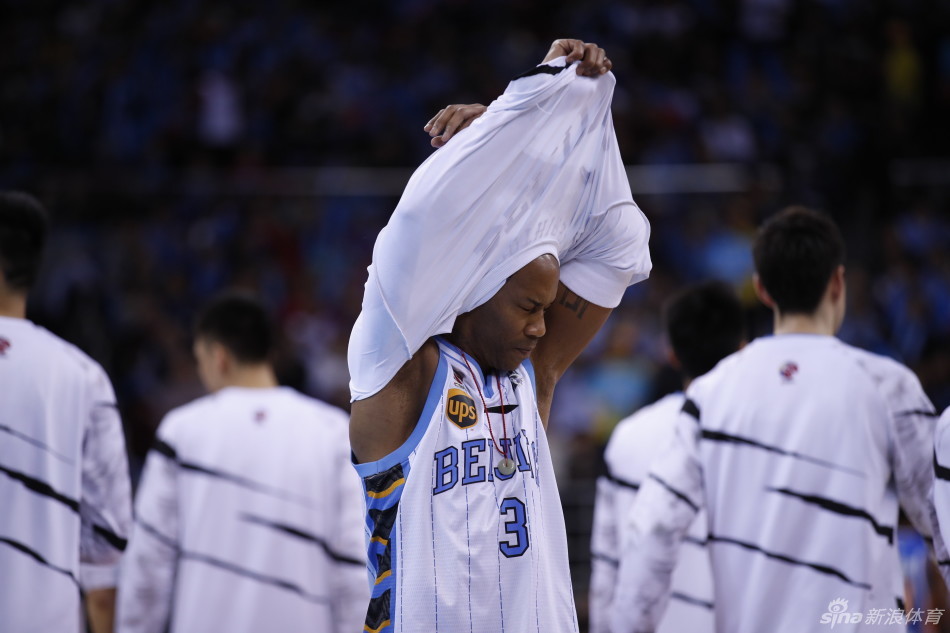 在比赛陷入僵局时，双方球员发生口角，四川队球员与北京队员形成对峙局面，场面一度失控，裁判赶忙冲入人群试图平息火气。