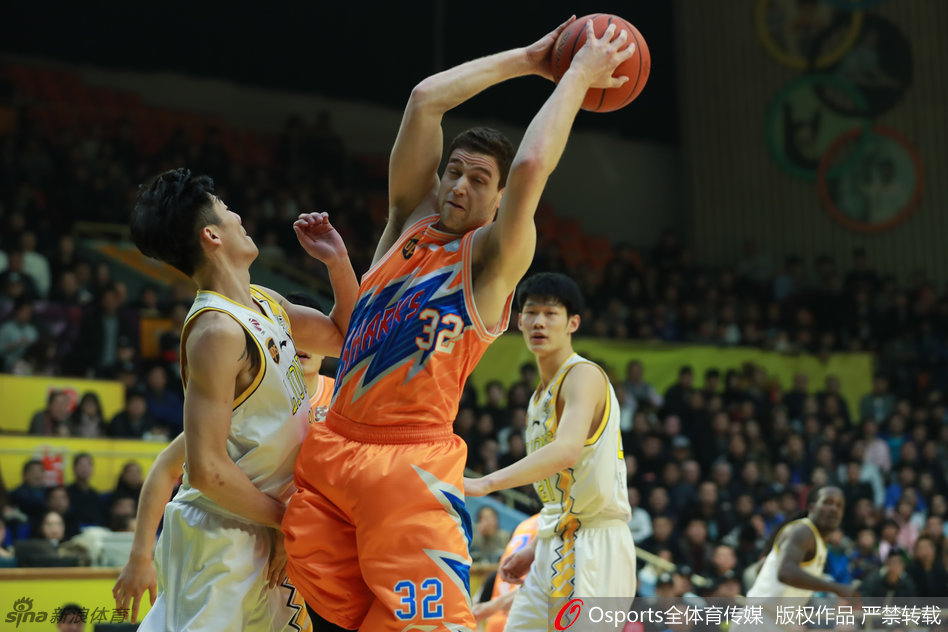 弗雷戴特在三人包夹下强行起跳，眼神坚毅，仿佛整个球场都在他的掌控之中