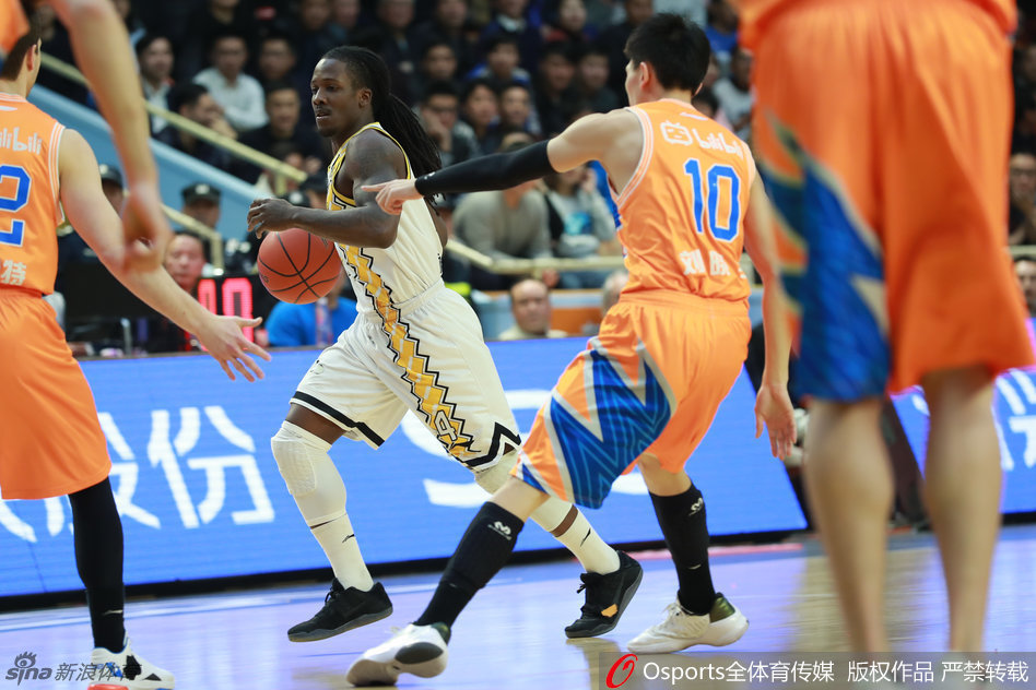 邹雨宸在内线卡位拼抢篮板，肌肉线条分明，展现出力量与对抗的极致美感