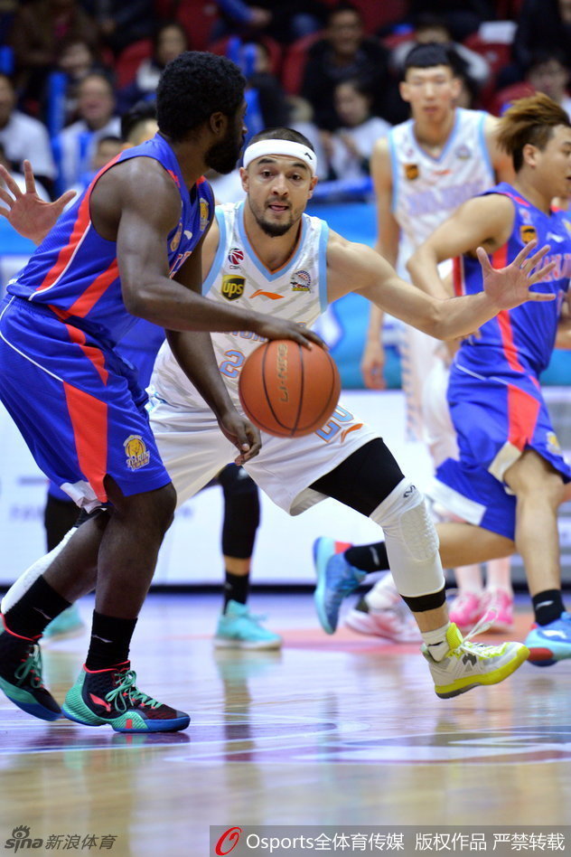 大魔王周琦高举双臂快攻劈扣,长臂舒展如大鹏展翅,这一刻天赋尽显无遗。