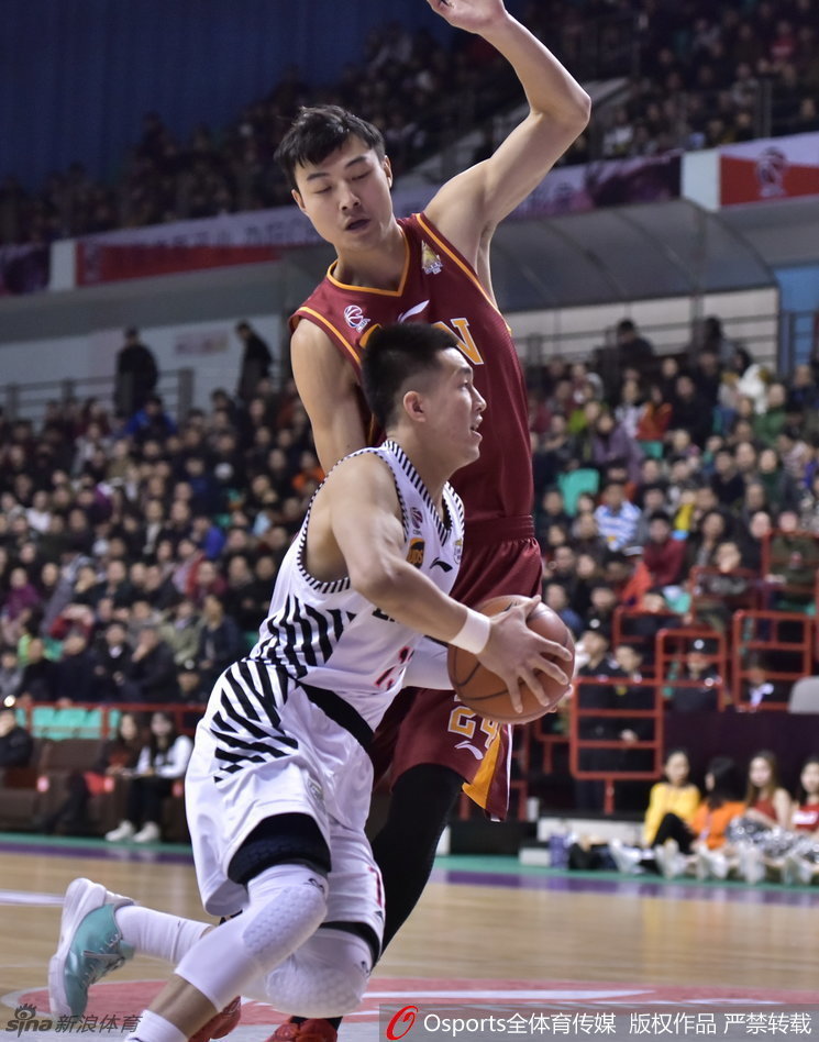 郭艾伦如利刃般杀入内线,在广厦队多人围堵的严密防线中,依然自信地抛投出手,瞬间点燃了主场球迷的热情。