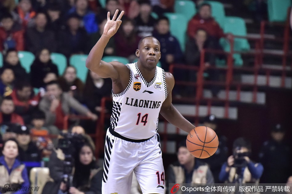 球队大脑哈德森在场上冷静地观察局势,他用娴熟的运球组织着球队的每一次进攻,寻找着撕破北京队防线的绝佳时机。