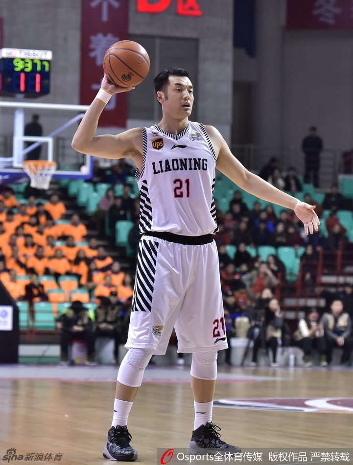 功夫熊猫韩德君在罚球线上稳稳出手,表情专注而冷静,他柔和的手感让每一次罚球都成为对手的噩梦。