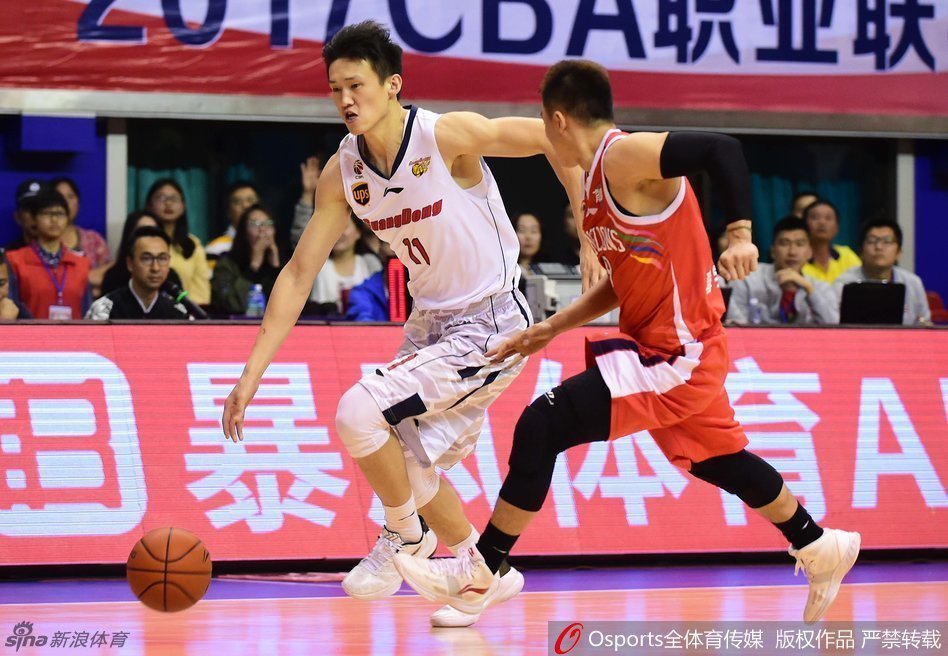 周鹏站上罚球线,全场寂静,他目光如炬,这次出手承载着全队的希望。