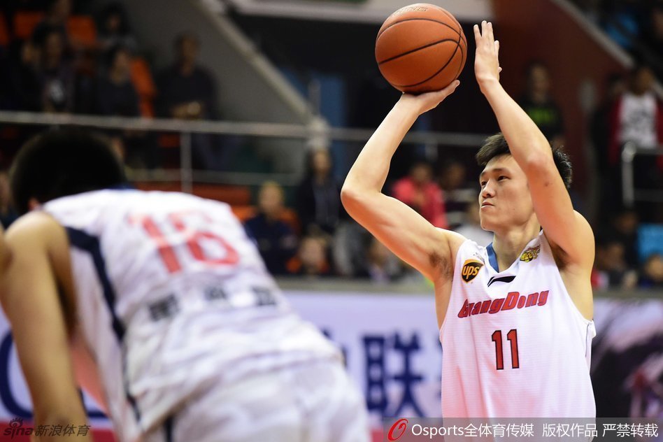 布泽尔篮下强起,肌肉线条在灯光下清晰可见,他用经验在禁区硬扛出一片天地。