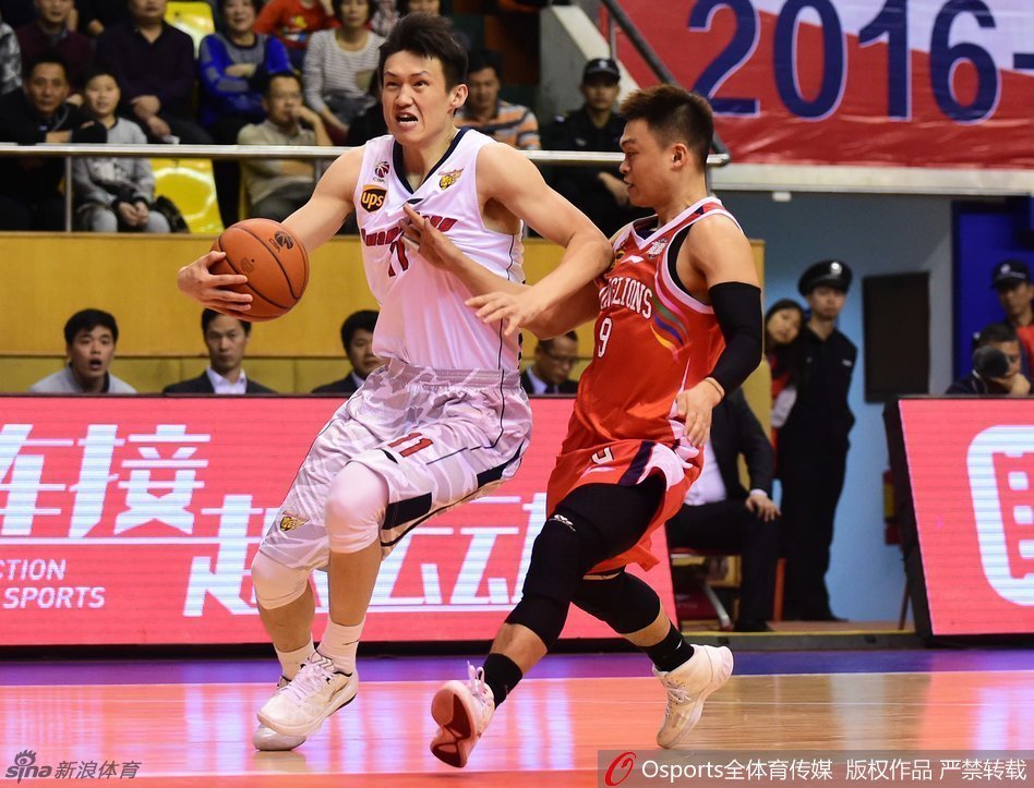 杜锋场边激情指挥,手臂挥舞间仿佛要把自己的战术思想直接传递给场上的弟子。