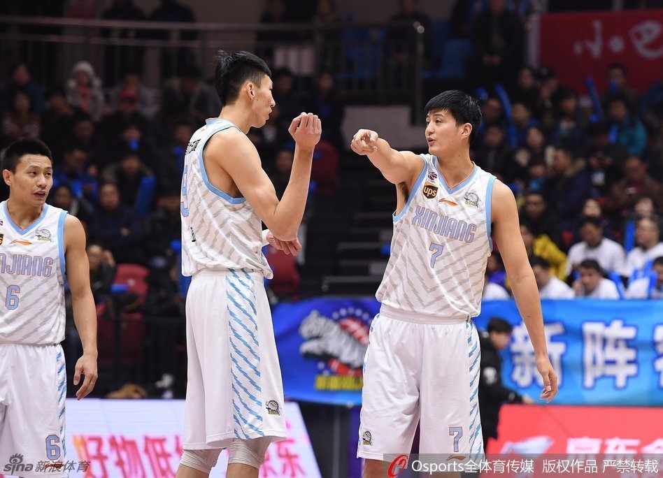 亚当斯人缝中犀利突破,如一道白色闪电撕开广东防线,飞身上篮只为胜利而战。