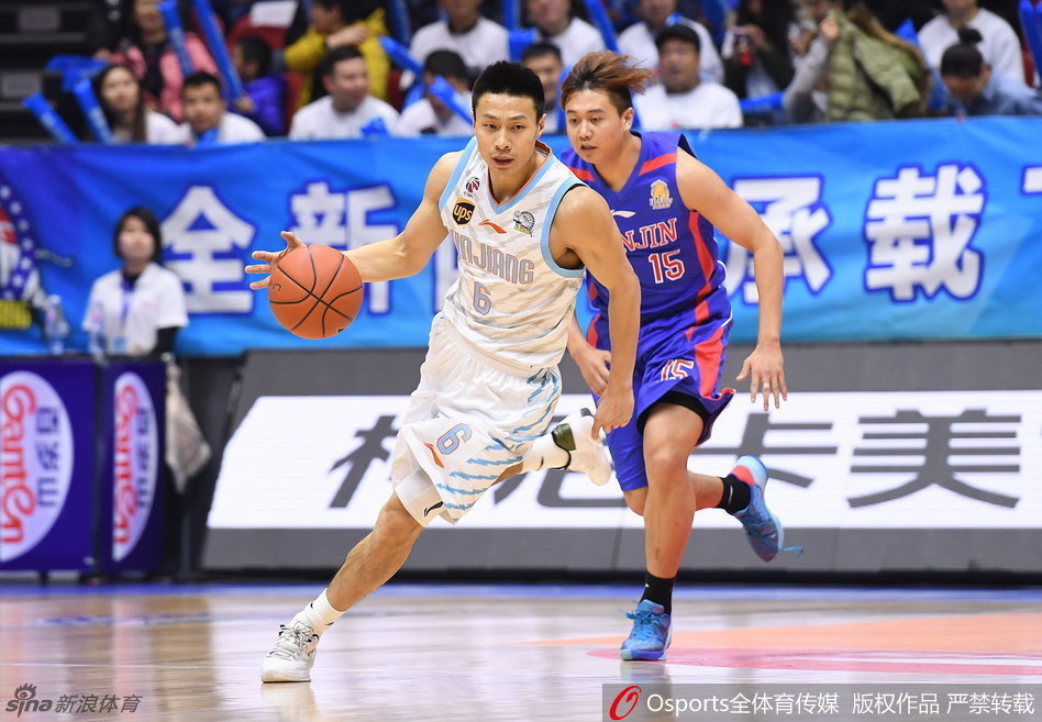 铁血队长可兰白克贴防周鹏,手臂缠绕寸步不让,他用沉默的强硬守护着新疆的侧翼。