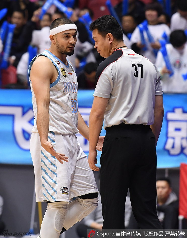 布莱切巨掌遮天蔽日送上大帽,他不仅是进攻万花筒,更是守护禁区的灵活胖子。