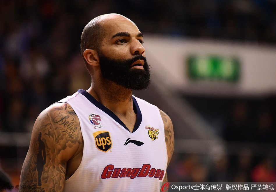 赵睿高高跃起争抢篮板,年轻的翅膀充满了能量,眼中只有篮球的方向。