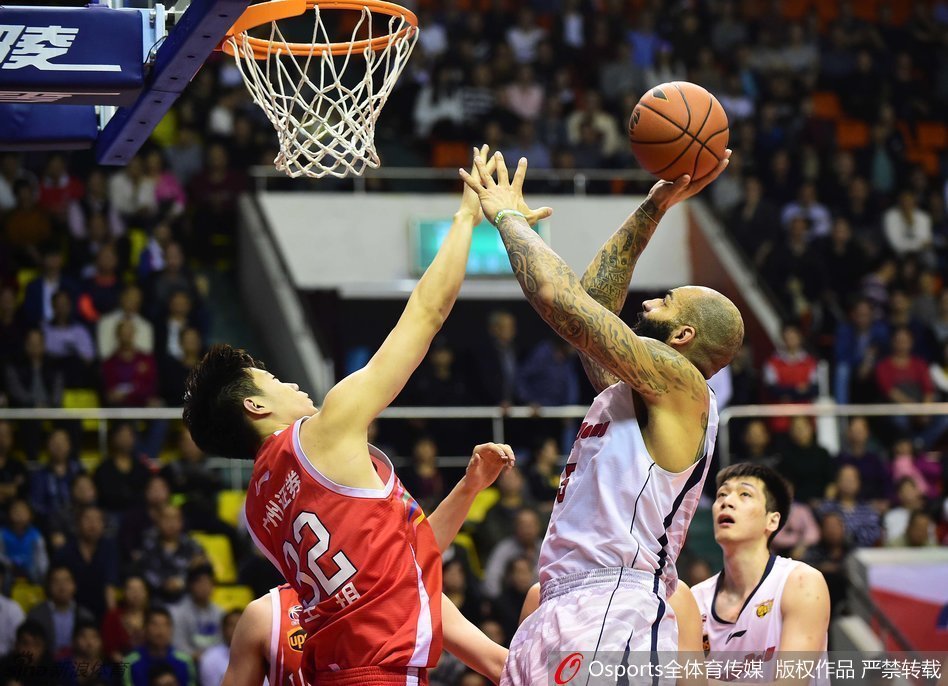 周鹏跳起接球,身体在空中舒展,像一张拉满的弓,蓄势待发。