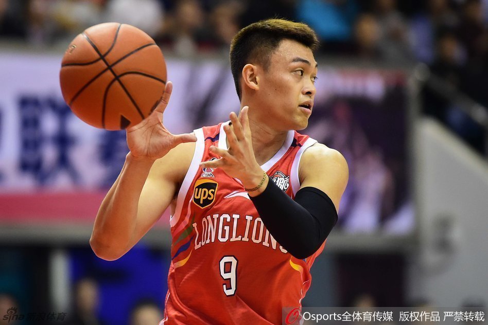 全队围成一圈怒吼庆祝,汗水在灯光下闪闪发光,这是属于团队的荣耀时刻。