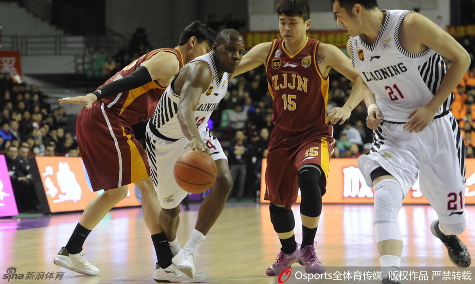 面对裁判的判罚,兰多夫焦急地摊开双手向裁判解释,他的表情充满了对这次吹罚的不解和对胜利的渴望。