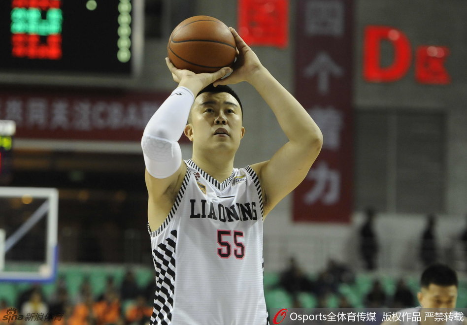 郭艾伦杀入内线,在失去重心的情况下依然艰难地将球放进篮筐,裁判哨响,他怒吼着庆祝这记精彩的2+1,霸气十足。