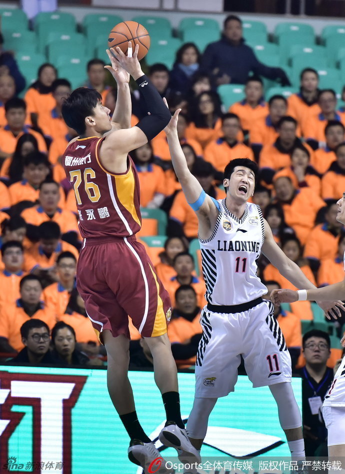 韩德君在多人包夹下强硬突破,他庞大的身躯如同坦克一般碾压进内线,对手的拉拽也无法阻挡他前进的步伐。