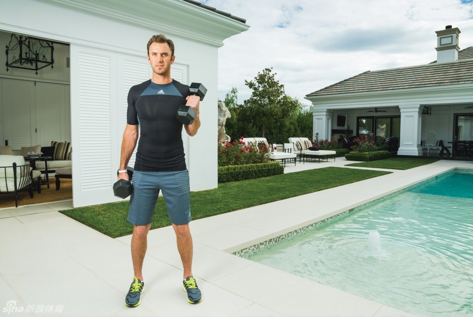 达斯汀·约翰逊神情专注地进行大重量杠铃硬拉训练,全身肌肉紧绷,展现出高尔夫球手罕见的基础力量素质。