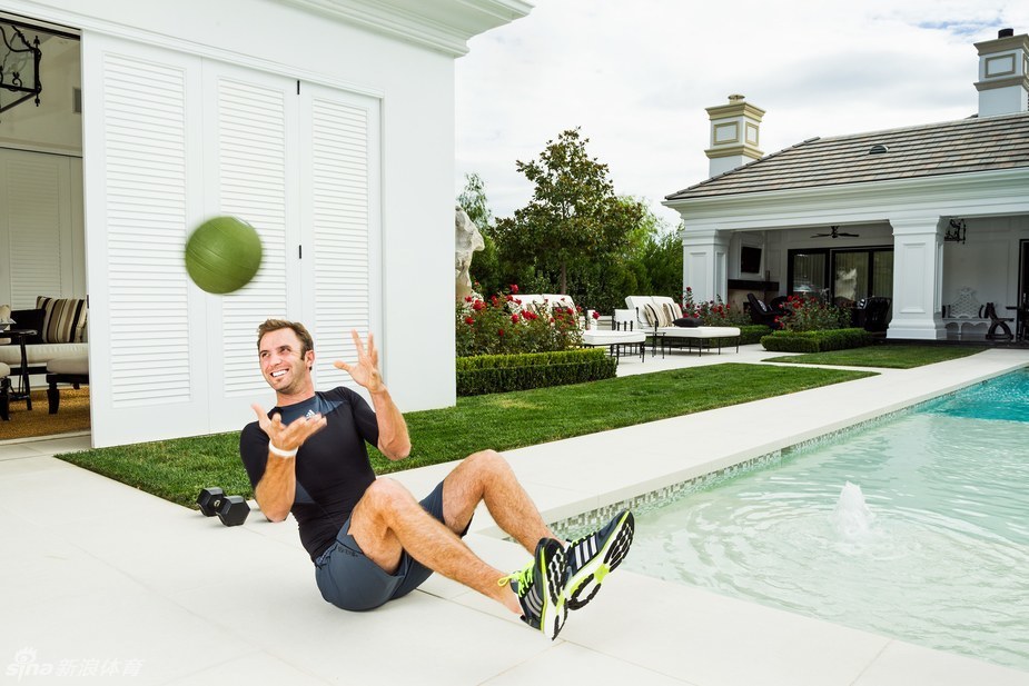 达斯汀·约翰逊进行快速跳绳训练,脚步轻盈敏捷,这是其锻炼协调性和心肺耐力的常用方式。