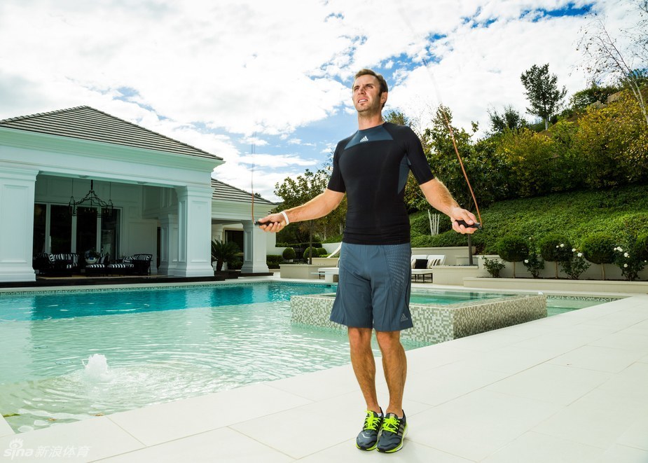 达斯汀双手握持重物,在训练中进行单腿深蹲,这对下肢力量、平衡及全身协调性提出了极致挑战。